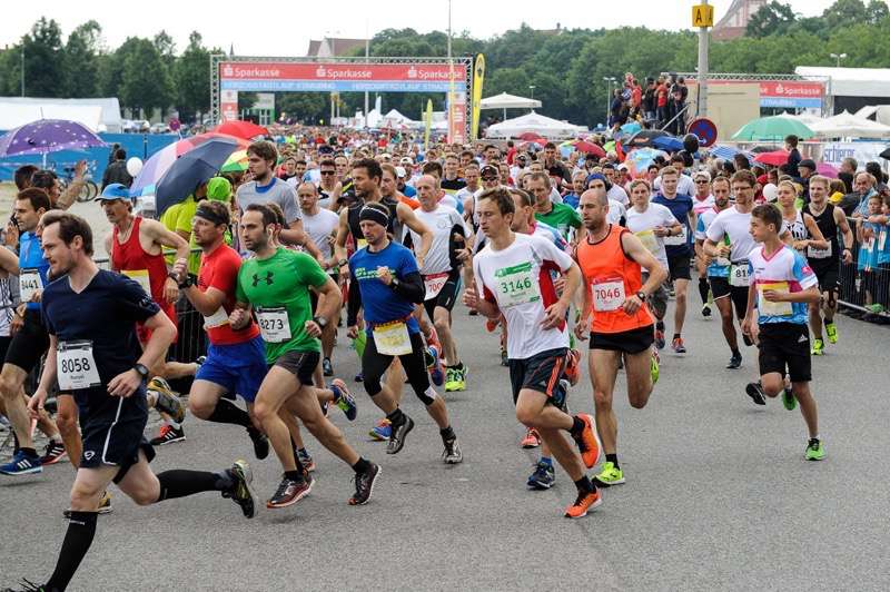 Straubinger Stadtlauf, bei dem gerade der Start beginnt und alle Läufer loslaufen