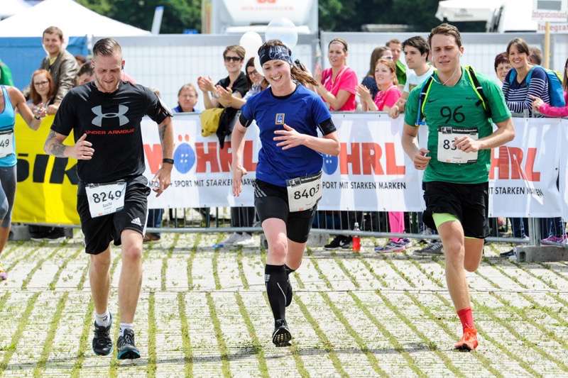 Straubinger Stadtlauf, bei dem gerade drei Läufer Richtung Kamera laufen