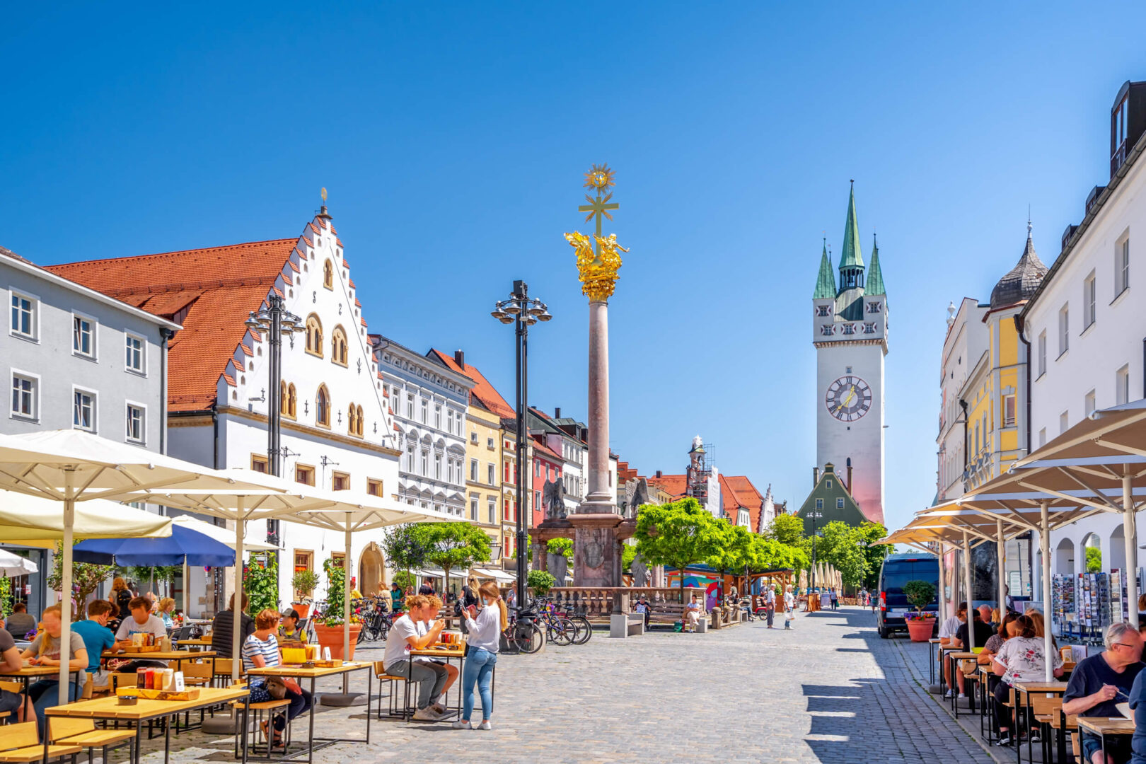 Stadtplatz von Straubing mit dem Straubinger Turm bei sonnigem Wetter