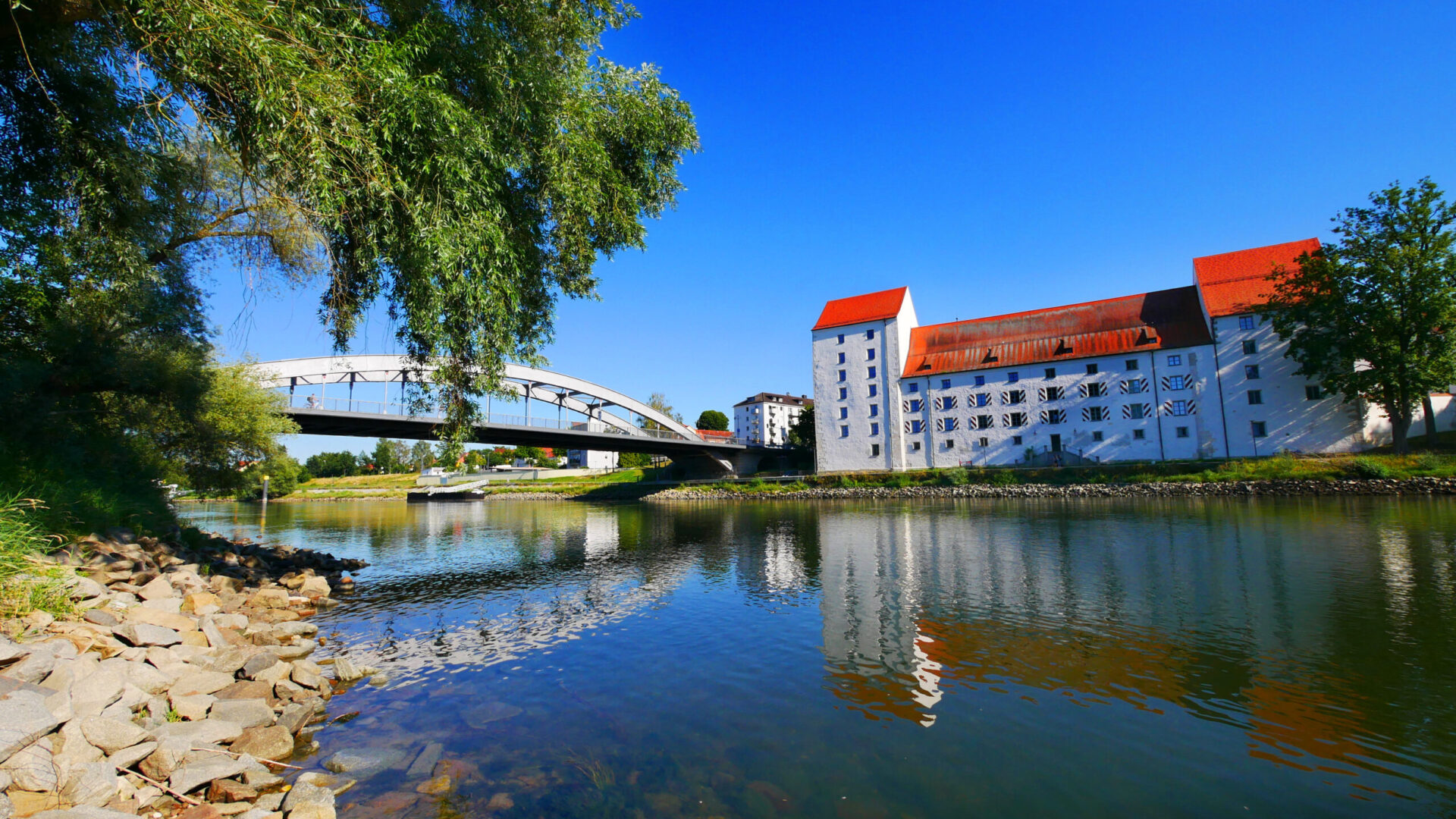 Aufnahme von Straubing vom Ufer der Donau aus