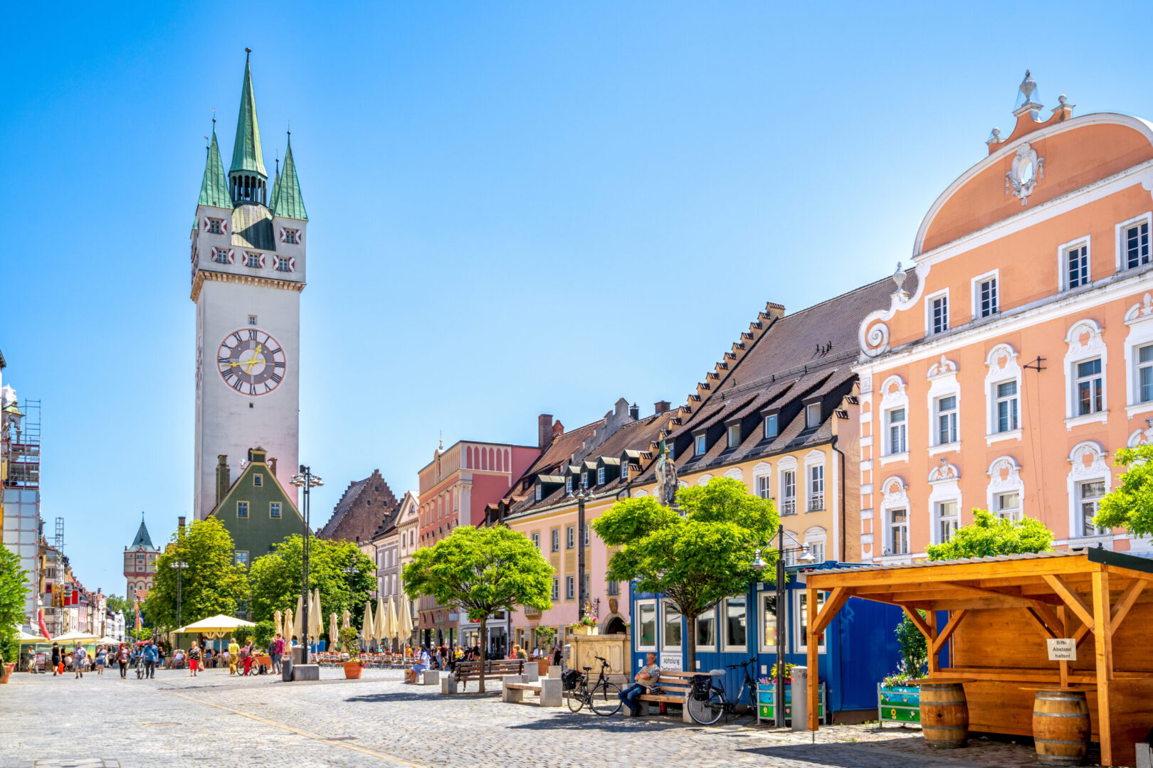 Stadtplatz von Straubing an einem sonnigen Tag
