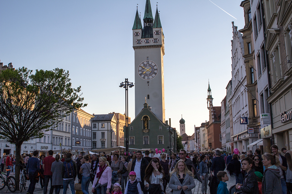 Stadtplatz mit dem Stadtturm und vielen Besuchern