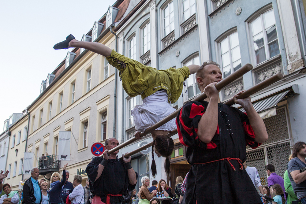 Vorführung eines Akrobaten am Stadtplatz
