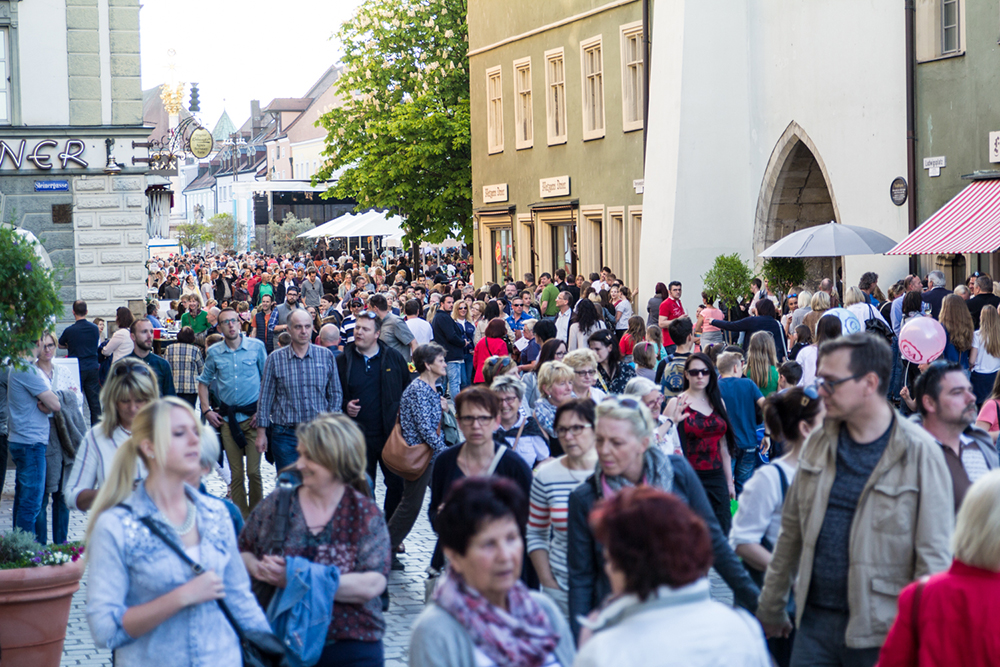 Stadtplatz mit vielen Besuchern