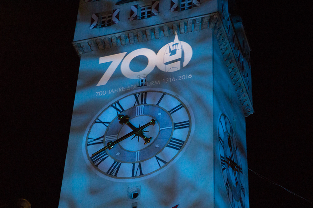 Bild des Stadtturms mit der Schrift "700 Jahre Stadtturm" bei Nacht