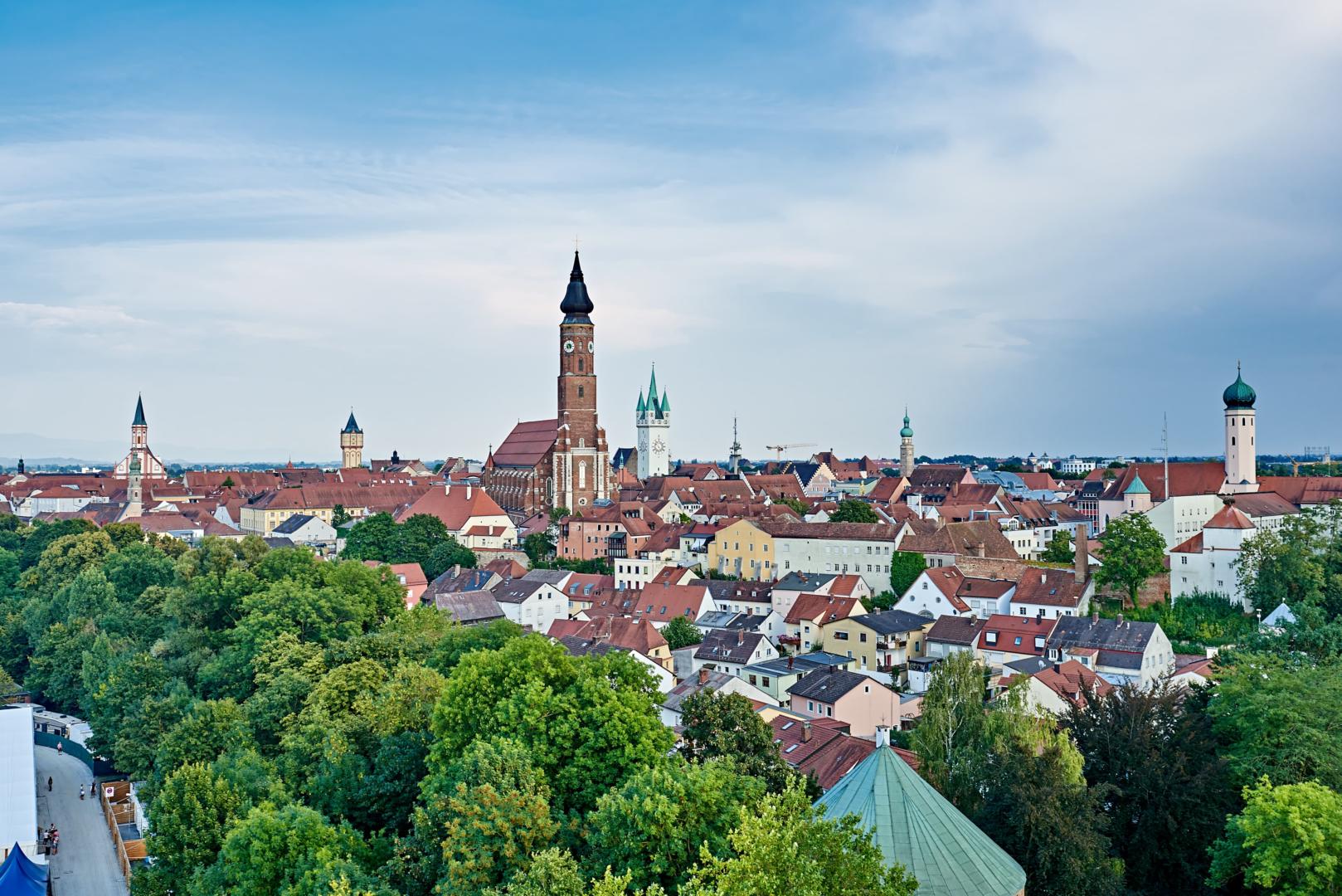 Luftaufnahme von Straubing an einem bewölkten Tag