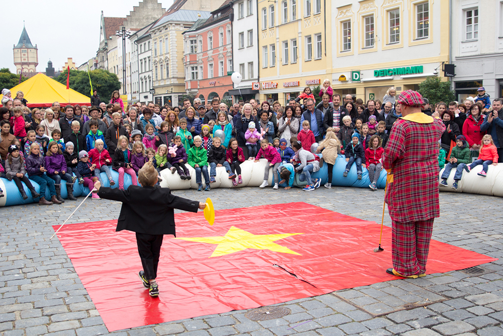 Aufführung am Stadtplatz mit vielen Kindern als Zuschauer