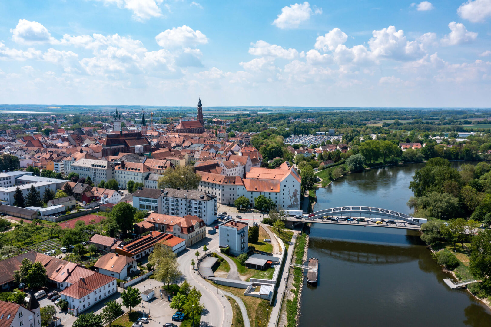 Luftbildaufnahme von oben über Straubing mit der Donau