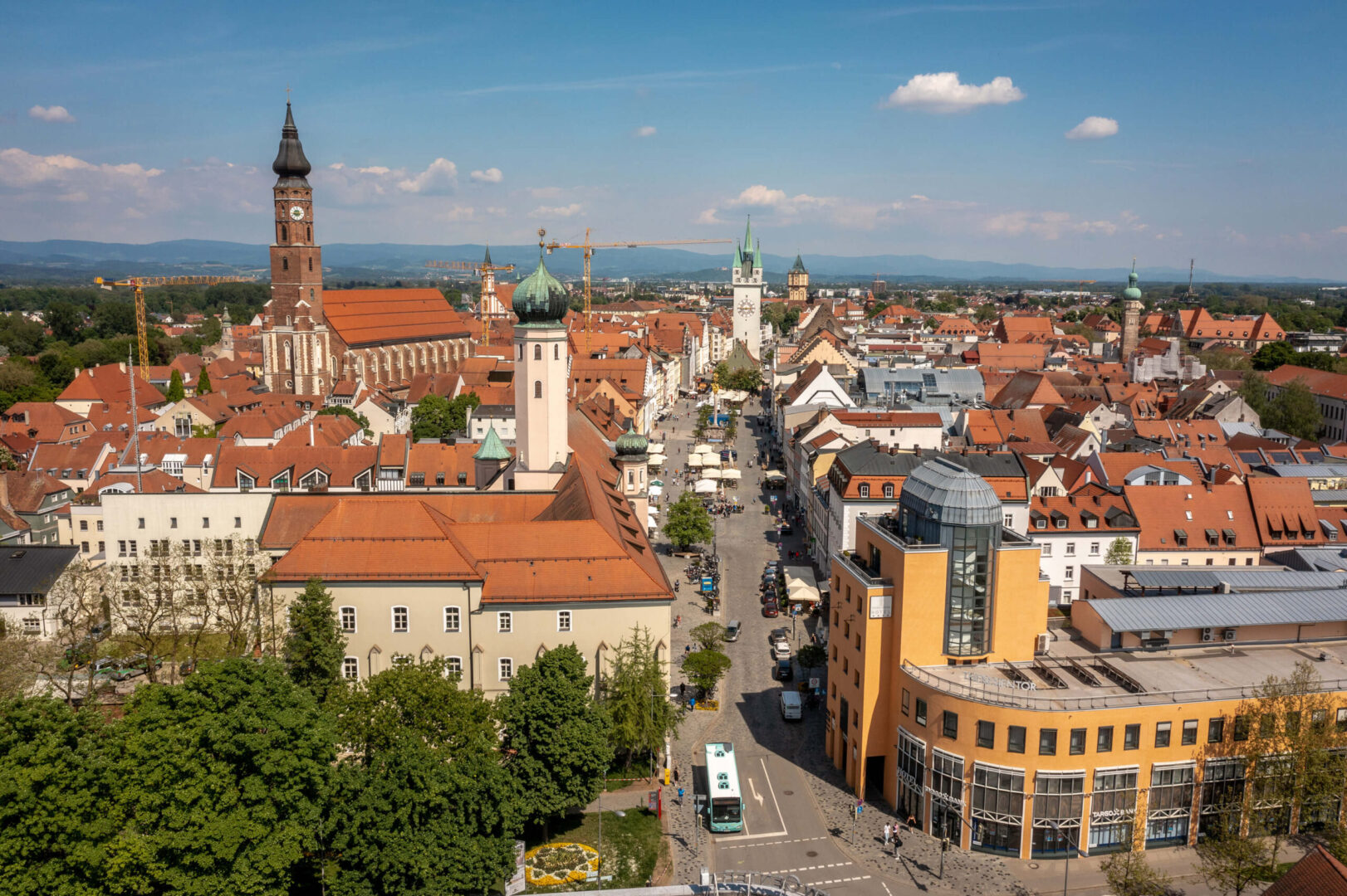Luftbildaufnahme von oben über Straubing mit dem Straubinger Stadtturm