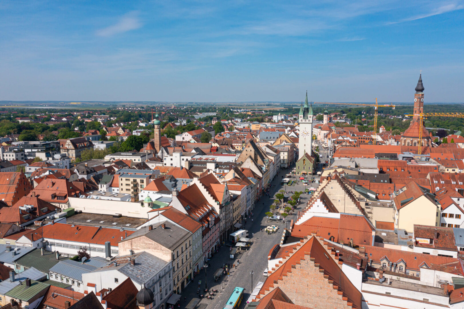 Luftbildaufnahme von oben über Straubing mit dem Straubinger Stadtturm
