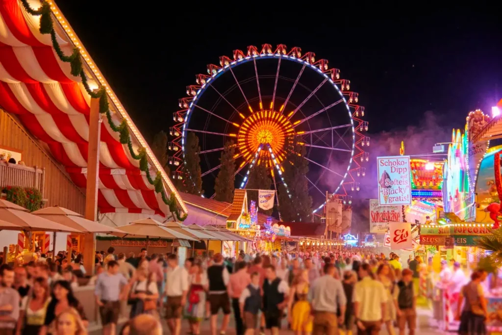 Gäubodenvolksfest bei Nacht mit leuchtendem Riesenrand