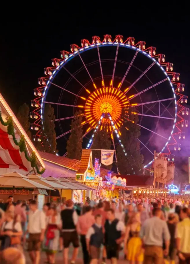 Gäubodenvolksfest bei Nacht mit leuchtendem Riesenrand