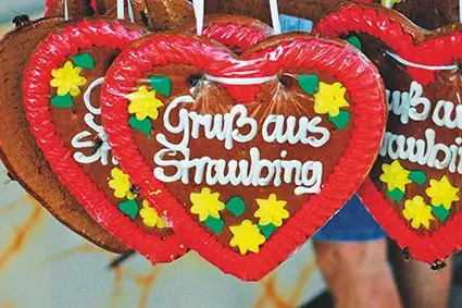 Lebkuchenherzen mit dem Spruch "Gruß aus Straubing"