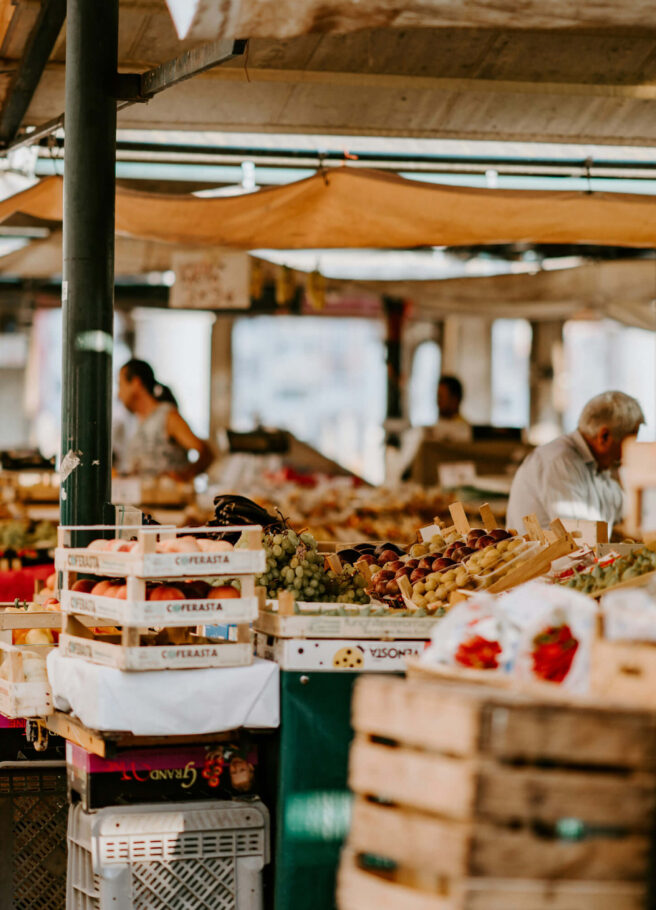 Blick auf einen Obstmarkt und seinen Ständen