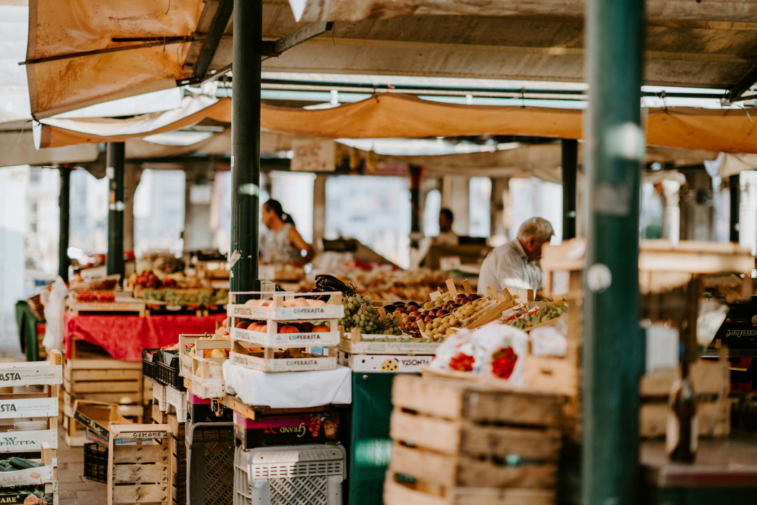 Blick auf einen Obstmarkt und seinen Ständen