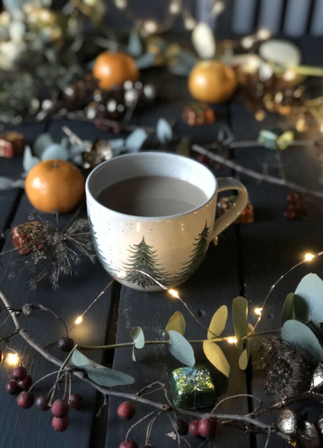Teetasse mit weihnachtlicher Dekoration auf einem Tisch