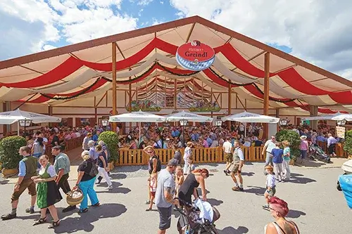 Volles Bierzelt von außen an einem schönen sonnigen Tag