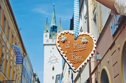 Ein Lebkuchenherz und im Hintergrund der Straubinger Turm
