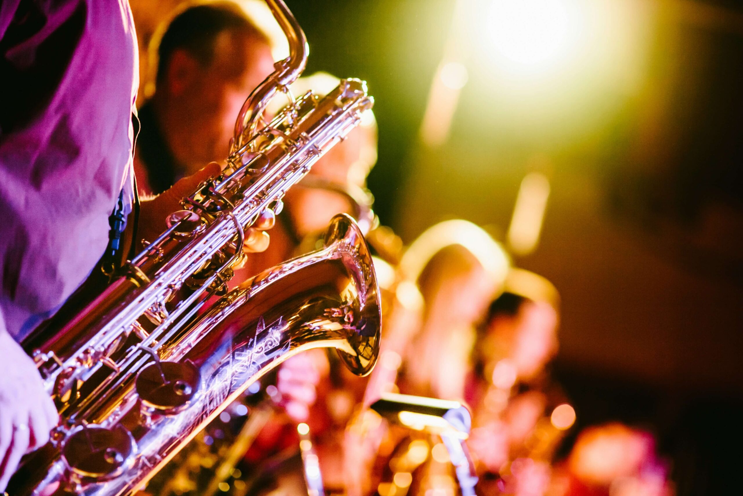 Ein Orchester mit Saxophon, seitlich fotografiert