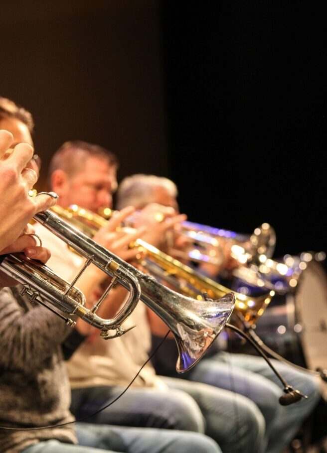ein Orchester mit Trompeten, seitlich fotografiert