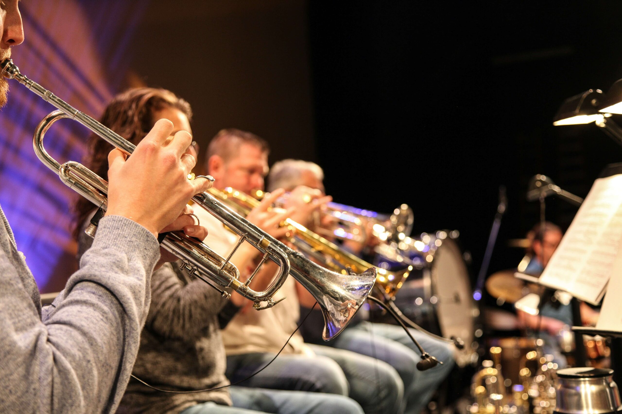 ein Orchester mit Trompeten, seitlich fotografiert